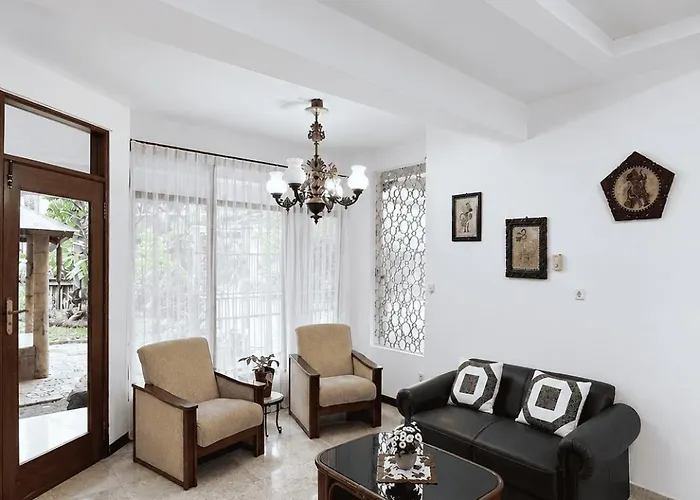 Enny'S Guest House Malang